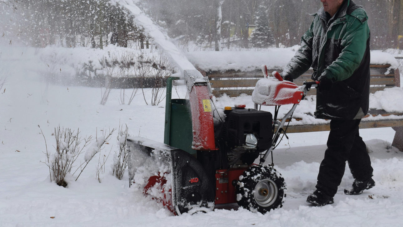 Tracteur avec balayeuse à neige entraînée par courroie