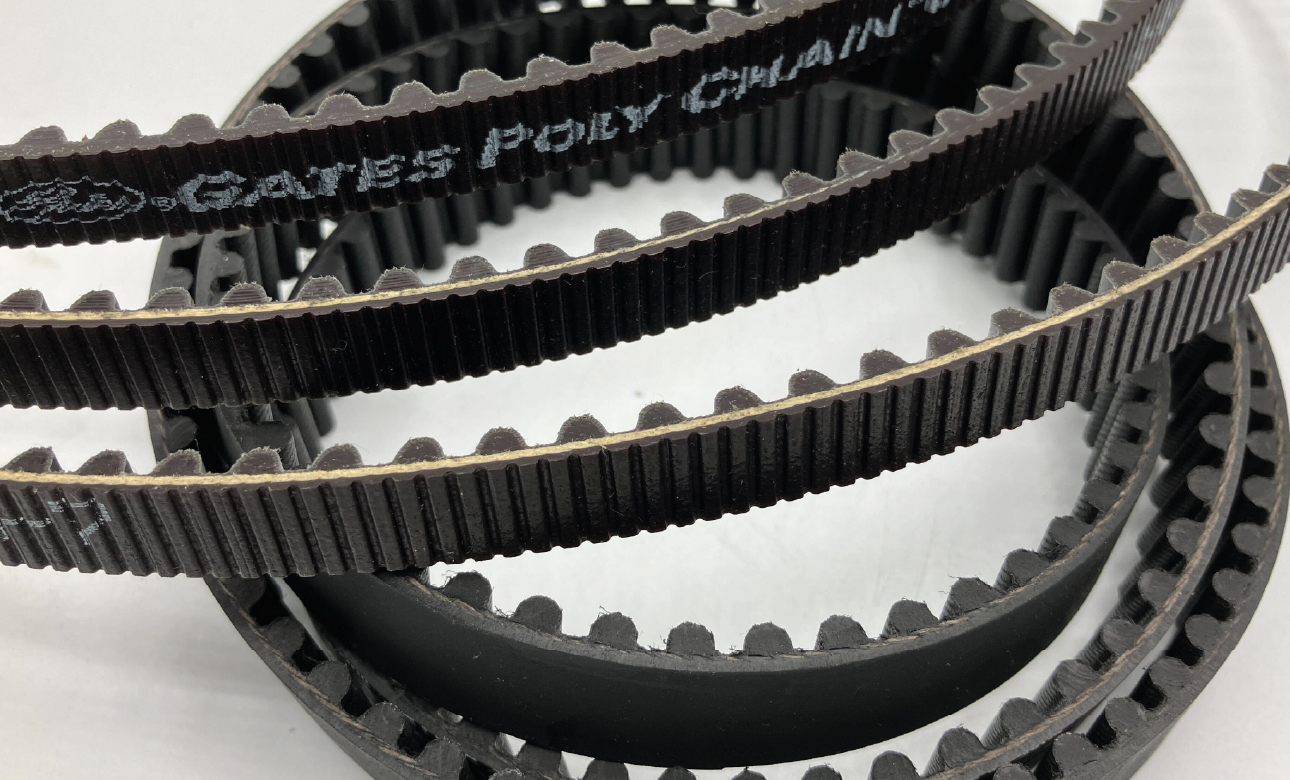 Quelles sont les différences entre courroies dentées standards et hautes performances