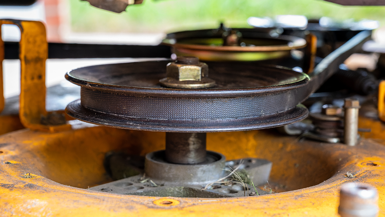 Découvrez comment tendre une courroie de tondeuse simplement