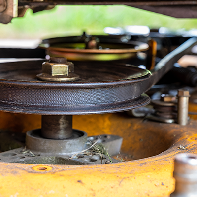 Découvrez comment tendre une courroie de tondeuse simplement