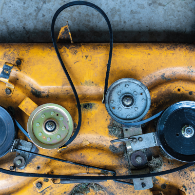 Découvrez comment remettre une courroie sur un tracteur tondeuse simplement